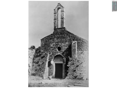 �Ma non si tenne conto che quel fabbricato si innalzava sulle due cappelle laterali della chiesa. La distruzione port� cos� al crollo di queste, di buona parte della navata mancina e di alcuni contrafforti della facciata, oggi visibili solo in alcune foto di inizio 900